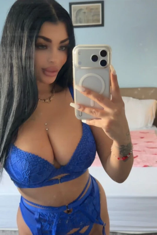 Emilia - Selfie 1