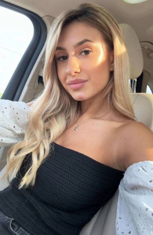 Molly - Selfie 1