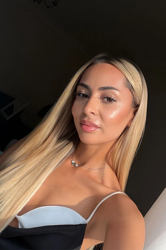 Hallie - Selfie 3