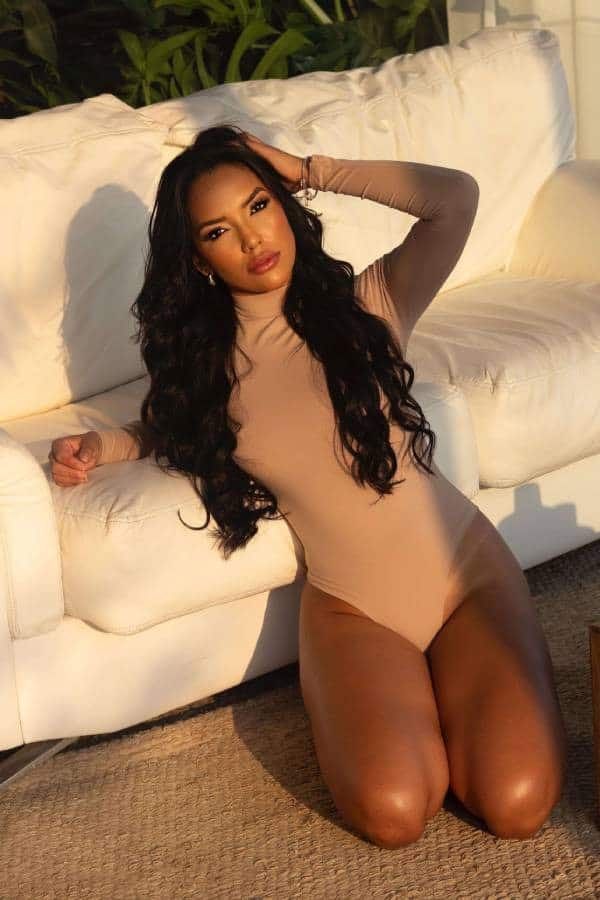 Brunette Escort in Kensington Vega