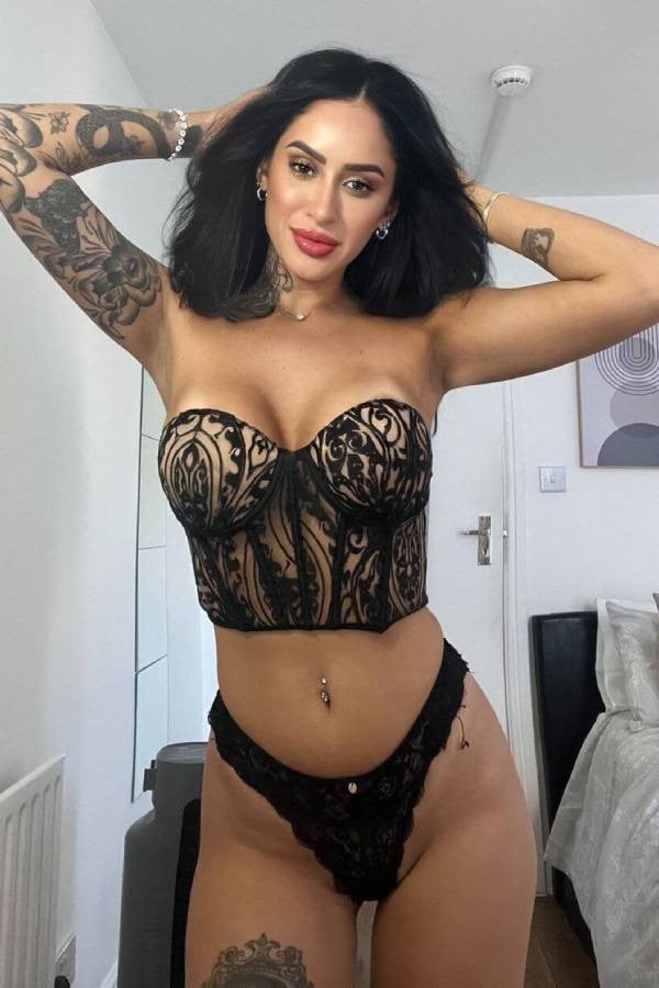 Brunette Escort In Marble Arch Zari